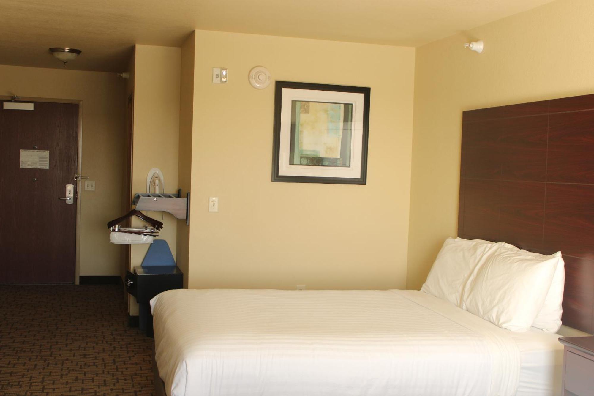 Cobblestone Hotel & Suites - Devils Lake Eksteriør billede